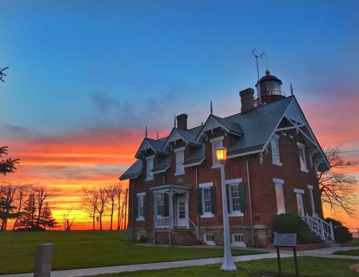 Dunkirk Lighthouse at Sunset by @zymoshots