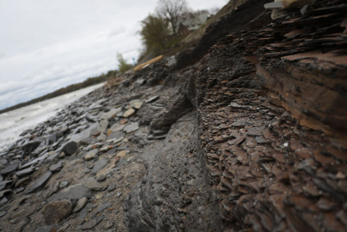 Photo of shale deposits on the lake.