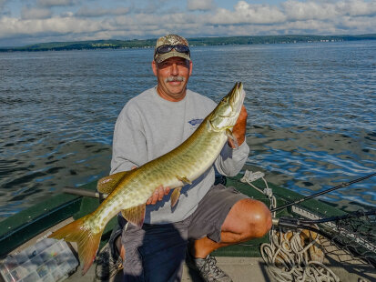 Lake Chautauqua fishing - a man caught a muskellunge fish