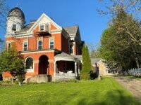 Edwards Waterhouse Inn exterior with yard