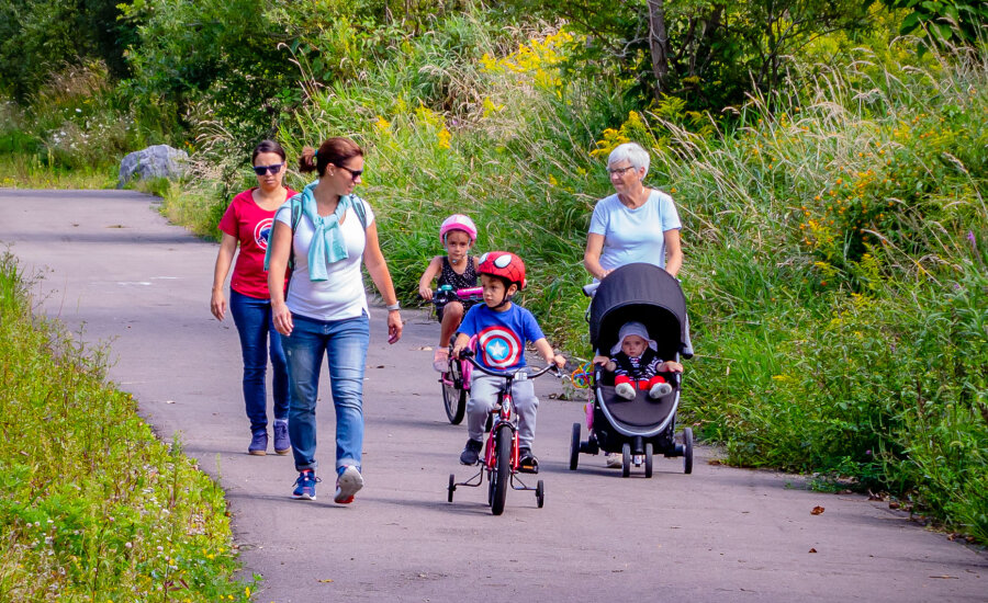 Jamestown Riverwalk family walking and cycling