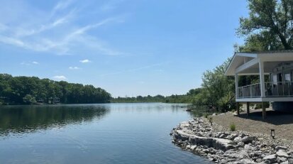 Blue Canoe Lake Cottage waterfront