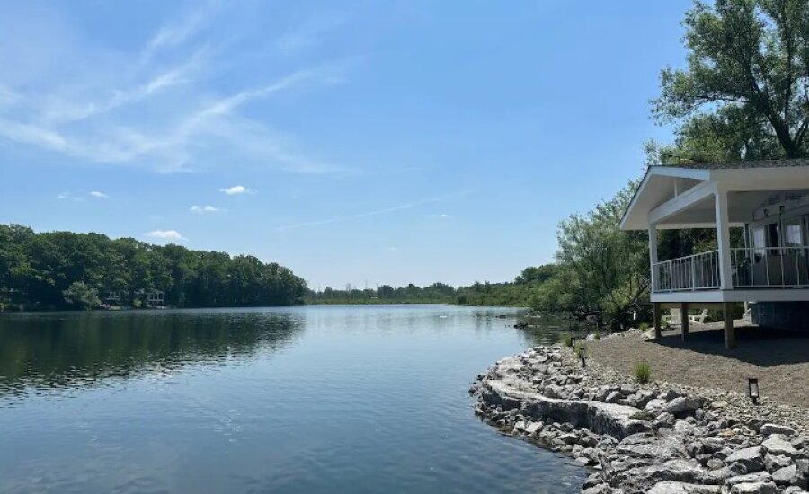 Blue Canoe Lake Cottage waterfront