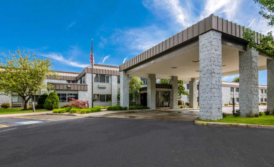 Clarion Pointe Jamestown Exterior