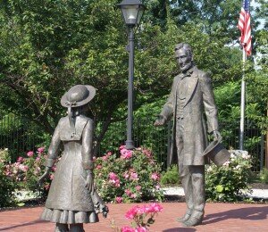 Lincoln and Bedell statues in the park.